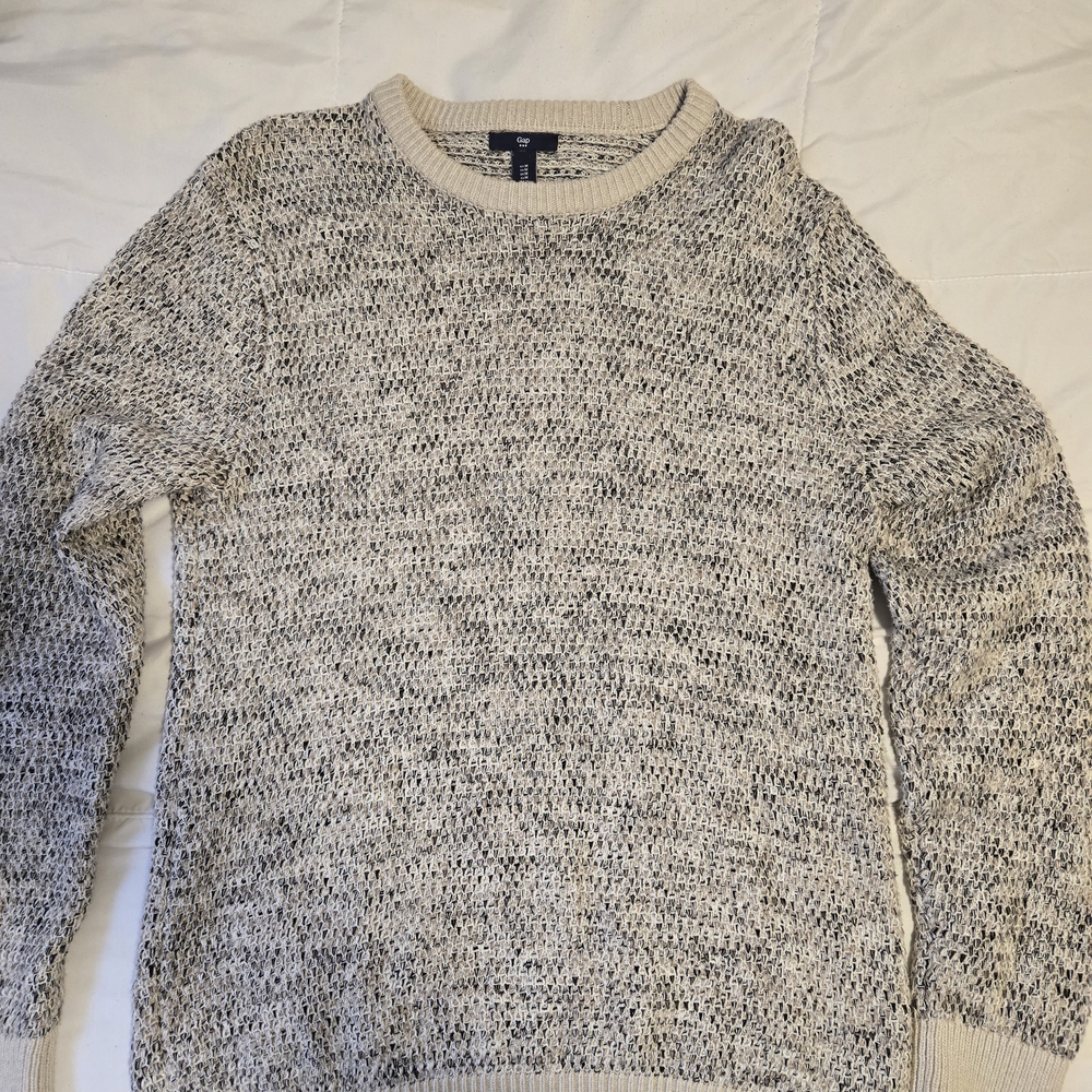 GAP Men’s Marled Cream and Black Crewneck Sweater
